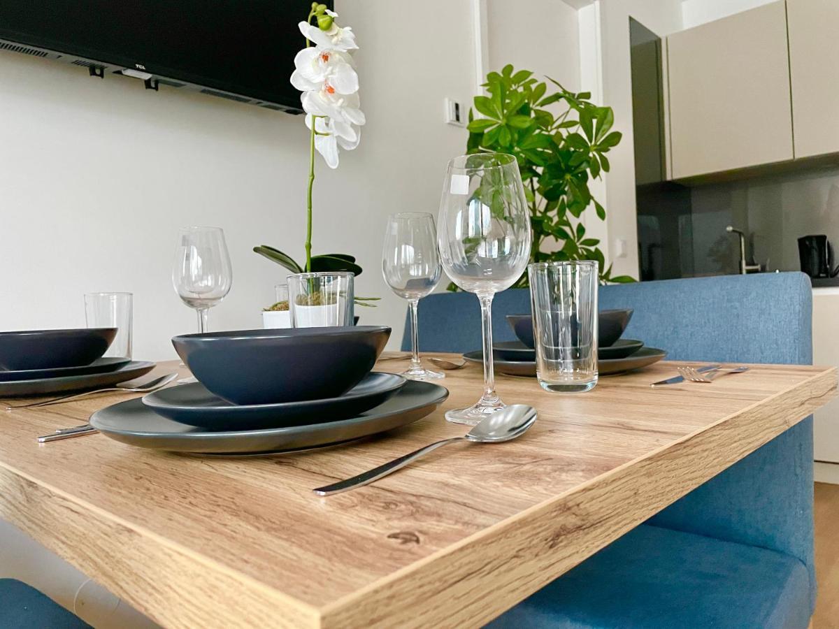 Riverfront With Balcony & Ac Apartament Viena