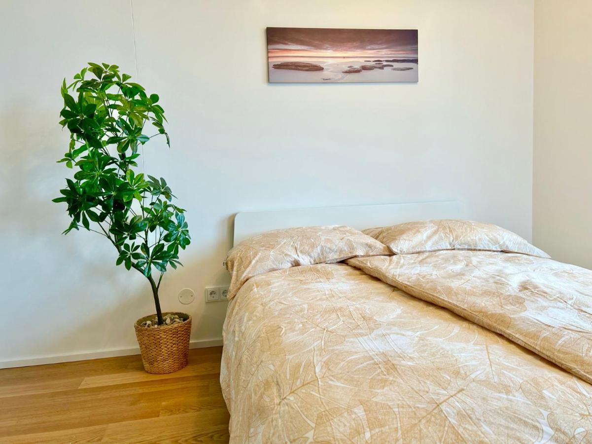Riverfront With Balcony & Ac Apartament *